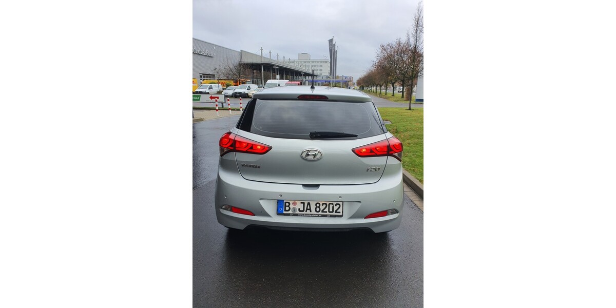 Hyundai i20 78.465 km 8.500 € Berlin 10178