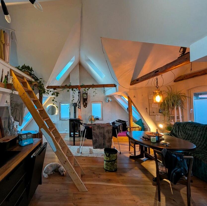 Tolle DG Wohnung - voll möbliert - sofort frei! zimmer
