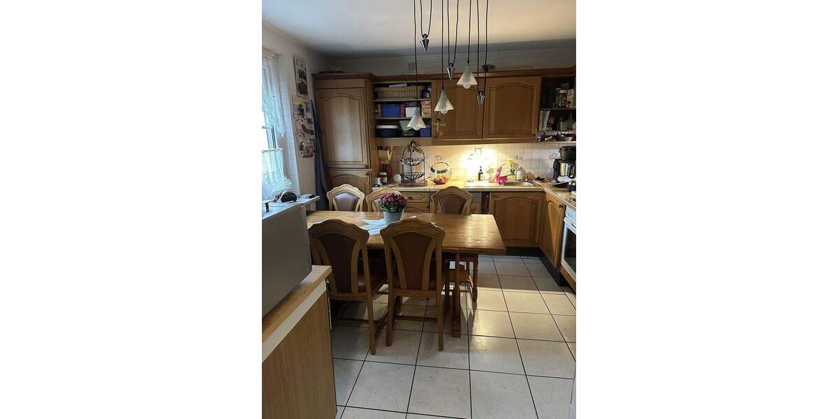 Großzügiges Einfamilienhaus (Mehrgenerationenhaus) in verkehrsberuhigter Seitenstraße 8 zimmer