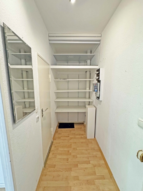 Blumenviertel: Freie 1-Zimmer-Wohnung mit Loggia