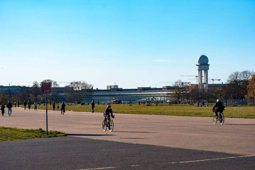 Vacant, renovated apartment, close to Tempelhofer Feld with exclusive use of a GARDEN area.