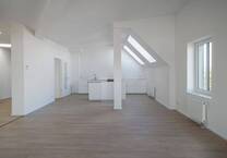 Urbanes Wohnen mit lichtdurchfluteten Räumen und großer Terrasse