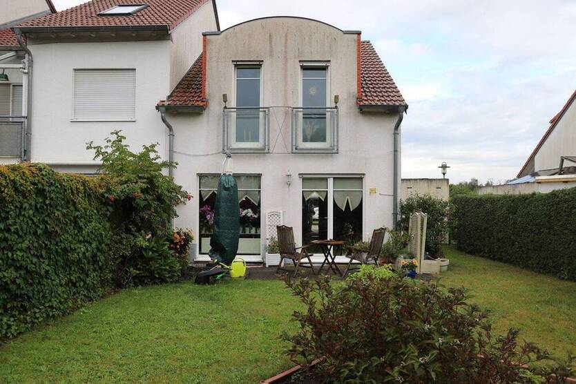 Charmantes, vermietetes Reiheneckhaus - Mit Fernwärmeversorgung, Garage Keller und Feldblick in Bernau