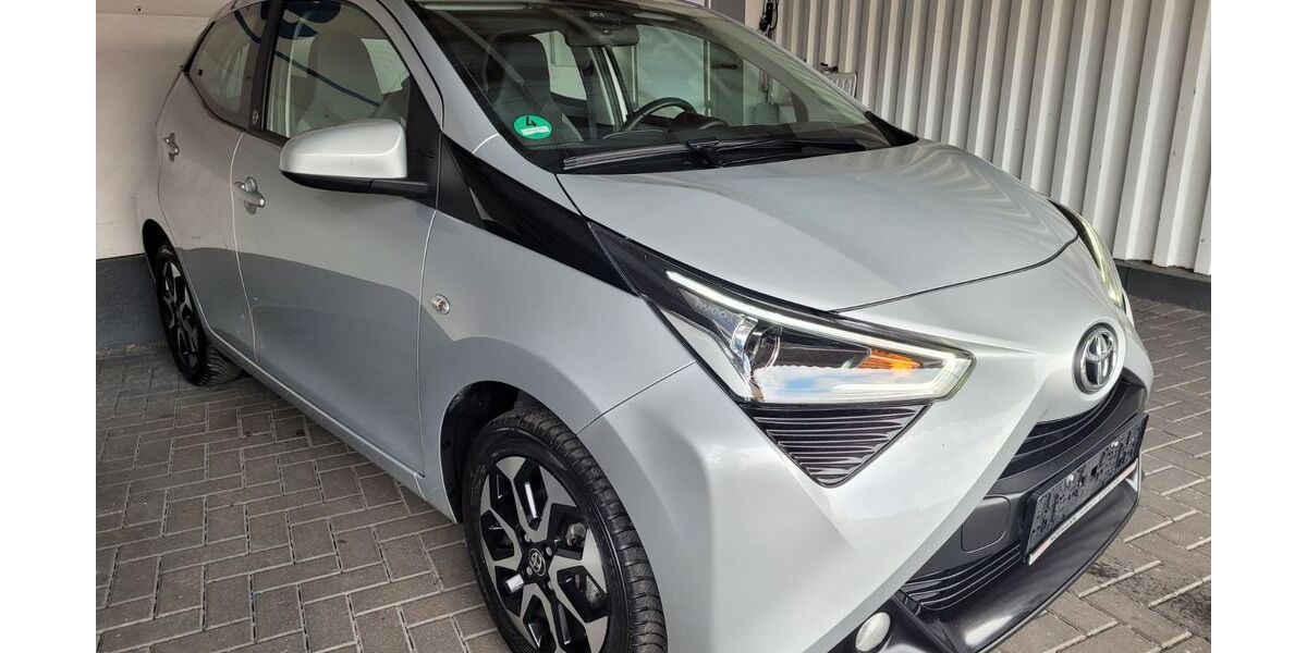 Toyota Aygo (X) 56.264 km 9.400 &euro; Berlin 12277