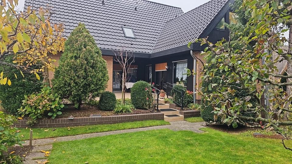 Großes freistehendes Zweifamilienhaus 245 qm Wohnfläche 9 Zimmer 9 zimmer