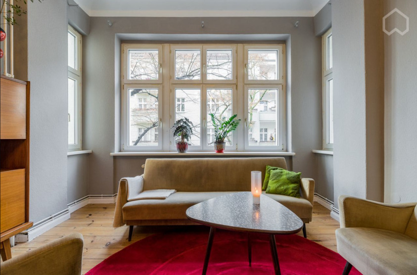 Bezugsfreie 2-Zi-AltbauWohnung mit Balkon & Erker – möbliert