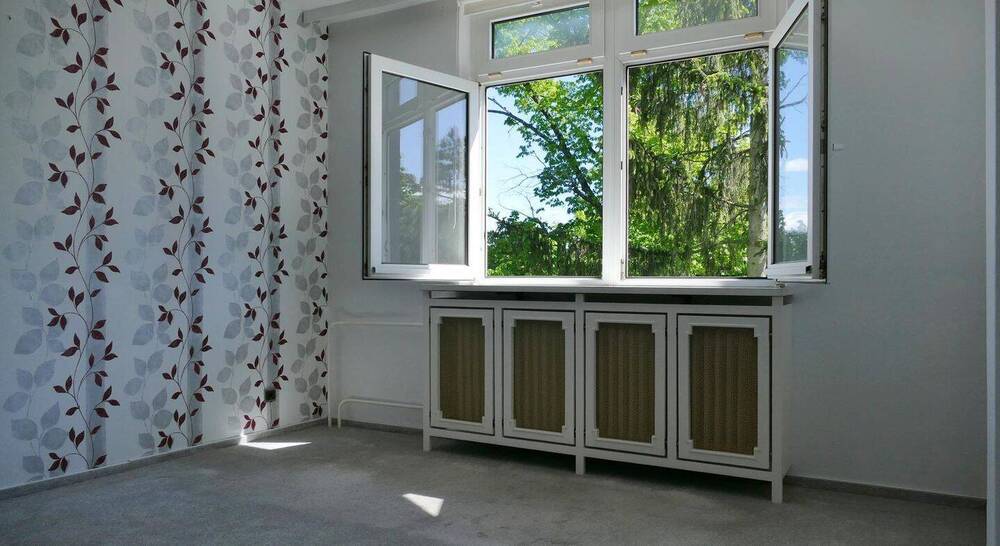 Westend: *Mit Potential für 3 Zimmer* Modernisierungsbedürftig mit Süd-Balkon, Lift & TG-Stellplatz