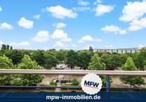 Mit Ausblick & zum Gestalten: Helle Wohnung mit Balkon in ruhiger Lage
