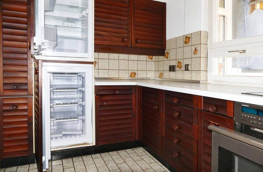 Westend: *Mit Potential für 3 Zimmer* Modernisierungsbedürftig mit Süd-Balkon, Lift & TG-Stellplatz