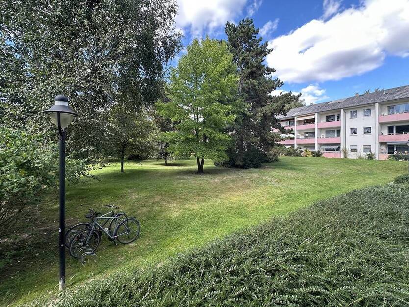 Renovierte Hochparterre Wohnung mit Balkon und schönem Blick ins Grüne, ruhig und zentral Alt-Buckow