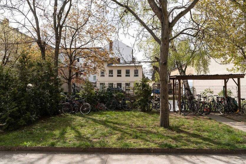 Vacant, renovated apartment, close to Tempelhofer Feld with exclusive use of a GARDEN area.