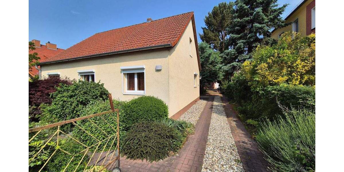 großes Grundstück mit 2 Häusern 9 zimmer