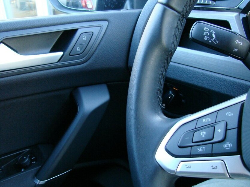 VW Touran 1.5TSI Comfortline 7-Sitzer ACC Standheizun 18.601 km 32.480 € Falkensee 14612