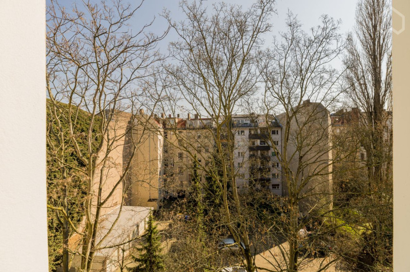 Bezugsfrei! 2-Zi-AltbauWohnung mit Dielen & Möblierung – 58m² – p