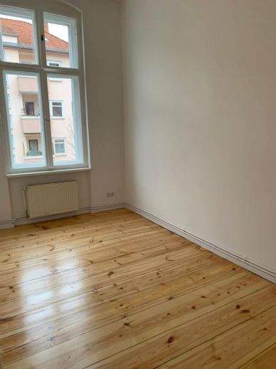 Nähe Ku-Damm AltbauWohnung mit Balkon, abgez. Dielen und Wannenbad (WG-Tauglich)