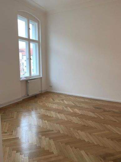 Nähe Ku-Damm AltbauWohnung mit Balkon, abgez. Dielen und Wannenbad (WG-Tauglich)