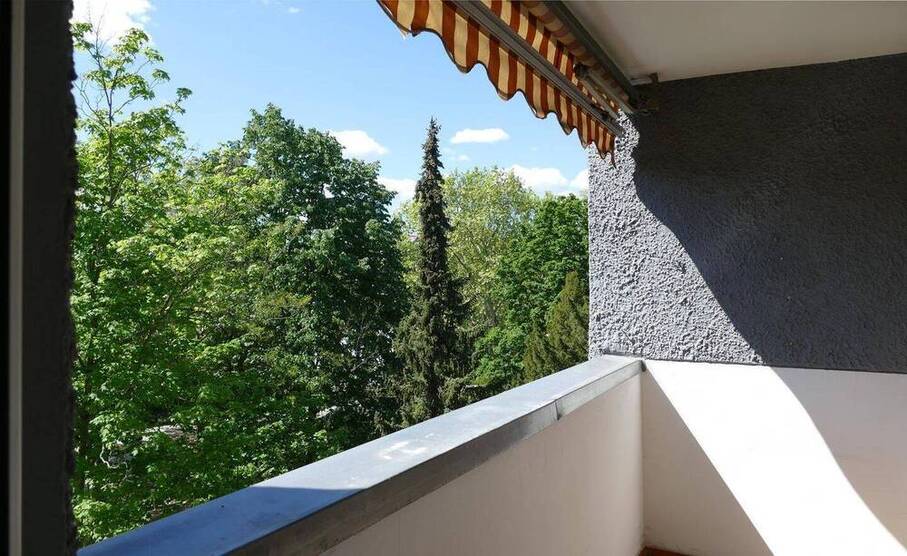Westend: *Mit Potential für 3 Zimmer* Modernisierungsbedürftig mit Süd-Balkon, Lift & TG-Stellplatz