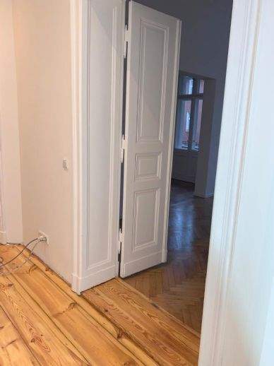 Nähe Ku-Damm AltbauWohnung mit Balkon, abgez. Dielen und Wannenbad (WG-Tauglich)