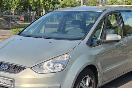 Ford Galaxy 192.000 km 4.399 € Berlin 10961