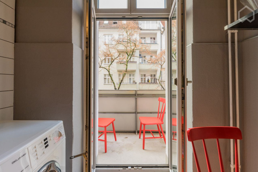 Bezugsfreie 2-Zi-AltbauWohnung mit Balkon & Erker – möbliert