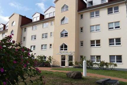 Frisch renoviert - Helle 2-Zimmer-Dachgeschoßwohnung mit Tageslichtbad und Sonnenbalkon