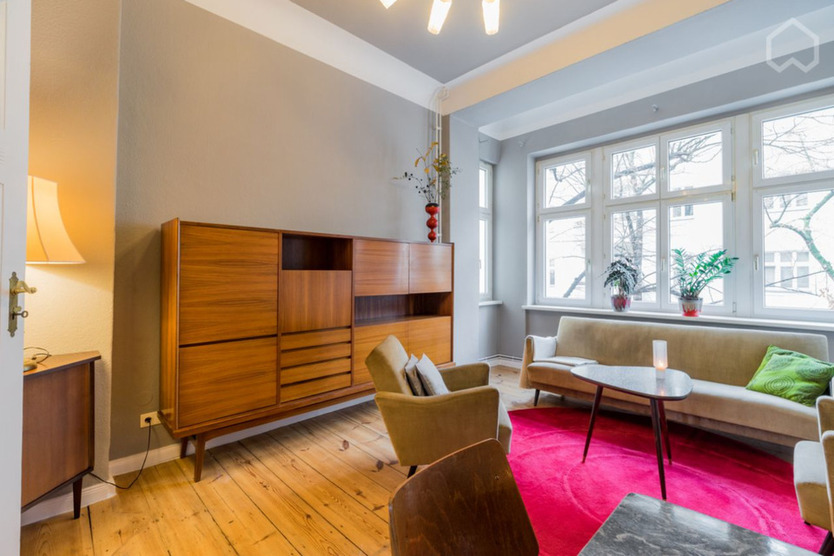 Bezugsfreie 2-Zi-AltbauWohnung mit Balkon & Erker – möbliert