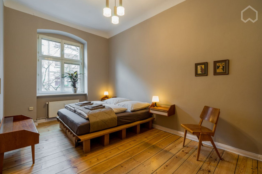 Bezugsfreie 2-Zi-AltbauWohnung mit Balkon & Erker – möbliert