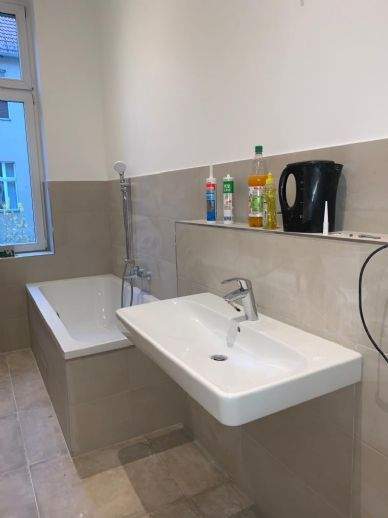 Nähe Ku-Damm AltbauWohnung mit Balkon, abgez. Dielen und Wannenbad (WG-Tauglich)