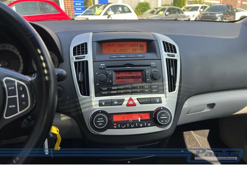 Kia Ceed 1.6 EX*SchiebeD*SHZ*Klima*Teilleder*PDC* 123.801 km 3.990 € Berlin 13187