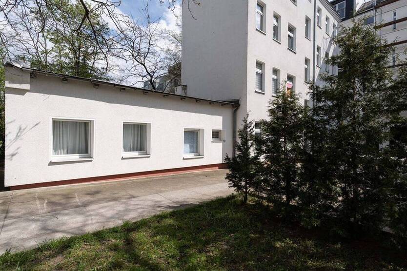 Vacant, renovated apartment, close to Tempelhofer Feld with exclusive use of a GARDEN area.