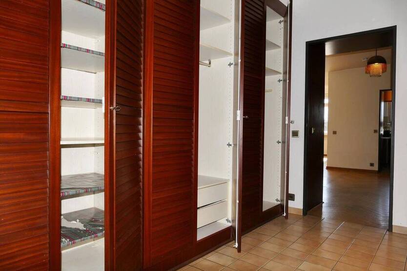 Westend: *Mit Potential für 3 Zimmer* Modernisierungsbedürftig mit Süd-Balkon, Lift & TG-Stellplatz