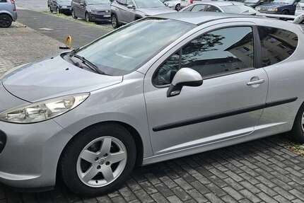 Peugeot 207 74.000 km 2.500 &euro; Berlin 13403