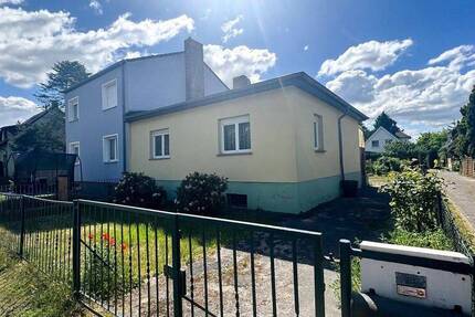 Großes Grundstück (540m²) mit sanierungsbedürftigem, unterkellertem Haus und Nebengelass (Ausbaureserve) 2 zimmer