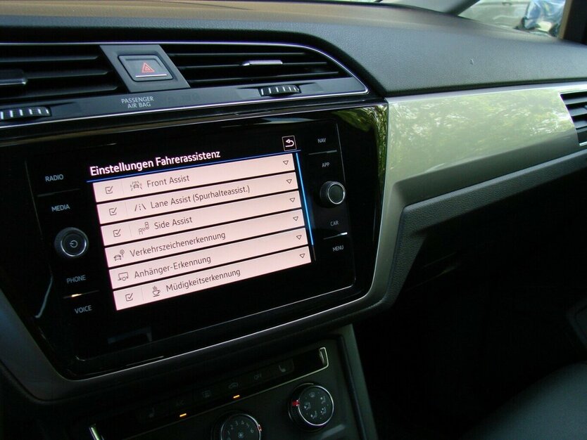 VW Touran 2.0TDI TAXI 7-Sitzer Leder Kamera AHK 89.165 km 27.980 € Falkensee 14612