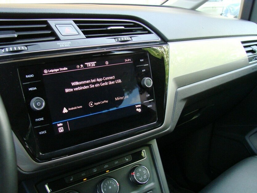 VW Touran 2.0TDI TAXI 7-Sitzer Leder Kamera AHK 89.165 km 27.980 € Falkensee 14612