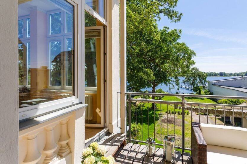 A Jewel by the Water - Timeless Elegance with private boat dock and view of Lake Tiefer See 5 zimmer