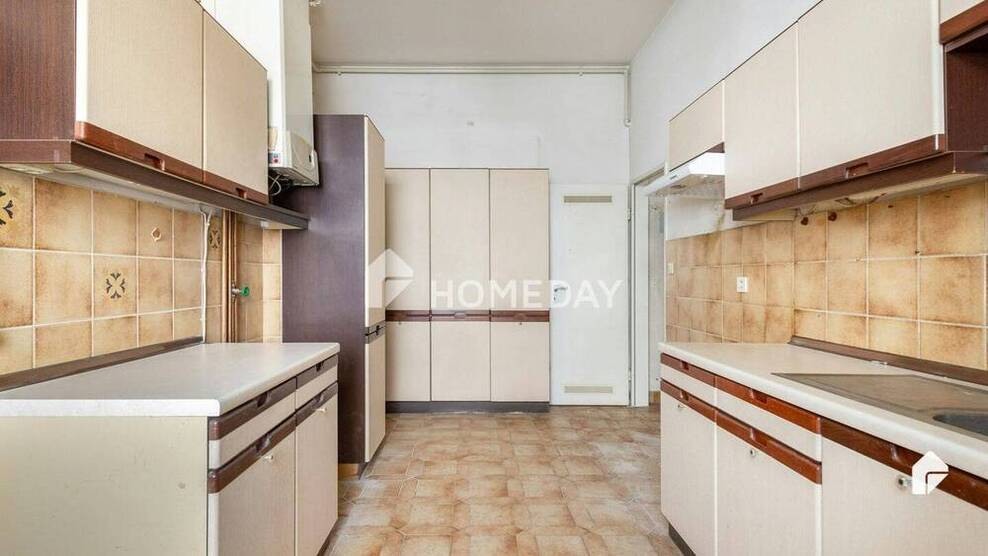 Charmante AltbauWohnung mit 5 Zimmern, Kachelofen und Loggia in gefragter Lage