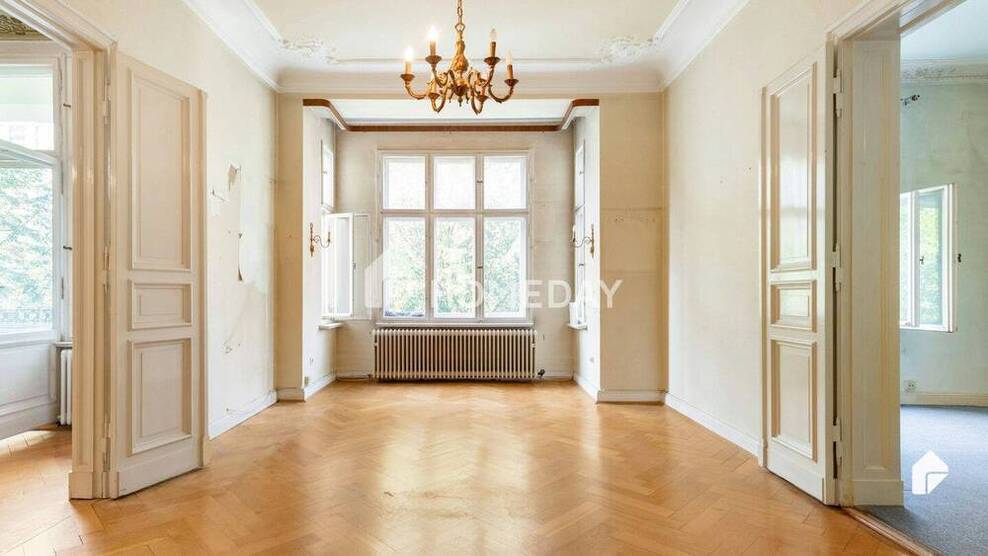 Charmante AltbauWohnung mit 5 Zimmern, Kachelofen und Loggia in gefragter Lage