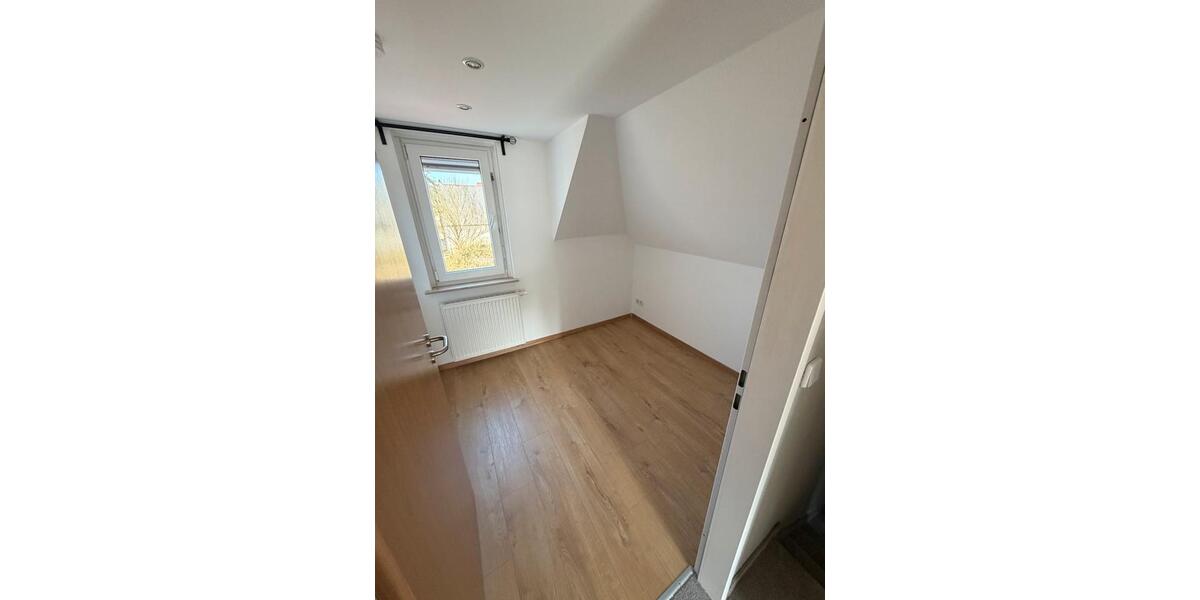 Dachgeschoßwohnung Schöneiche bei Berlin - 3.5 Zimmer, 80 m&sup2;, 1.350&euro; | Angebot:25832299