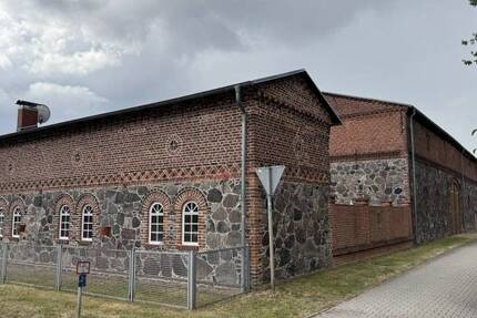 Denkmalgeschütztes Ensemble - Beeindruckende Feldsteinscheune und Pension mit großem Potential zimmer